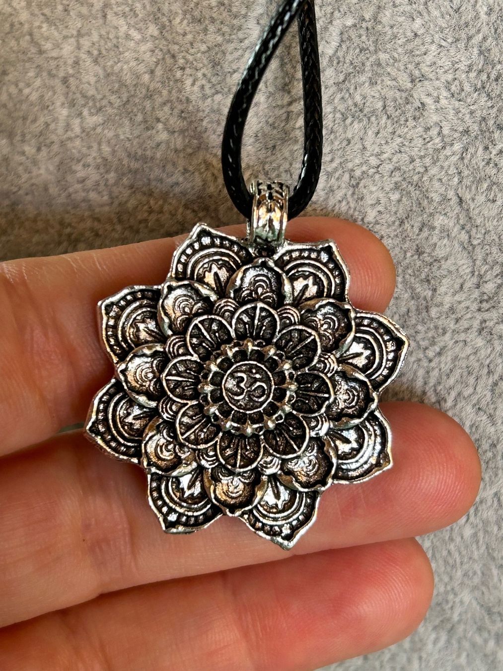 Ciondoli: Kette Lotusblüte "OM" FLOWER – Nuovo (secondo la descrizione) da Dittingen venduto da Bellevista