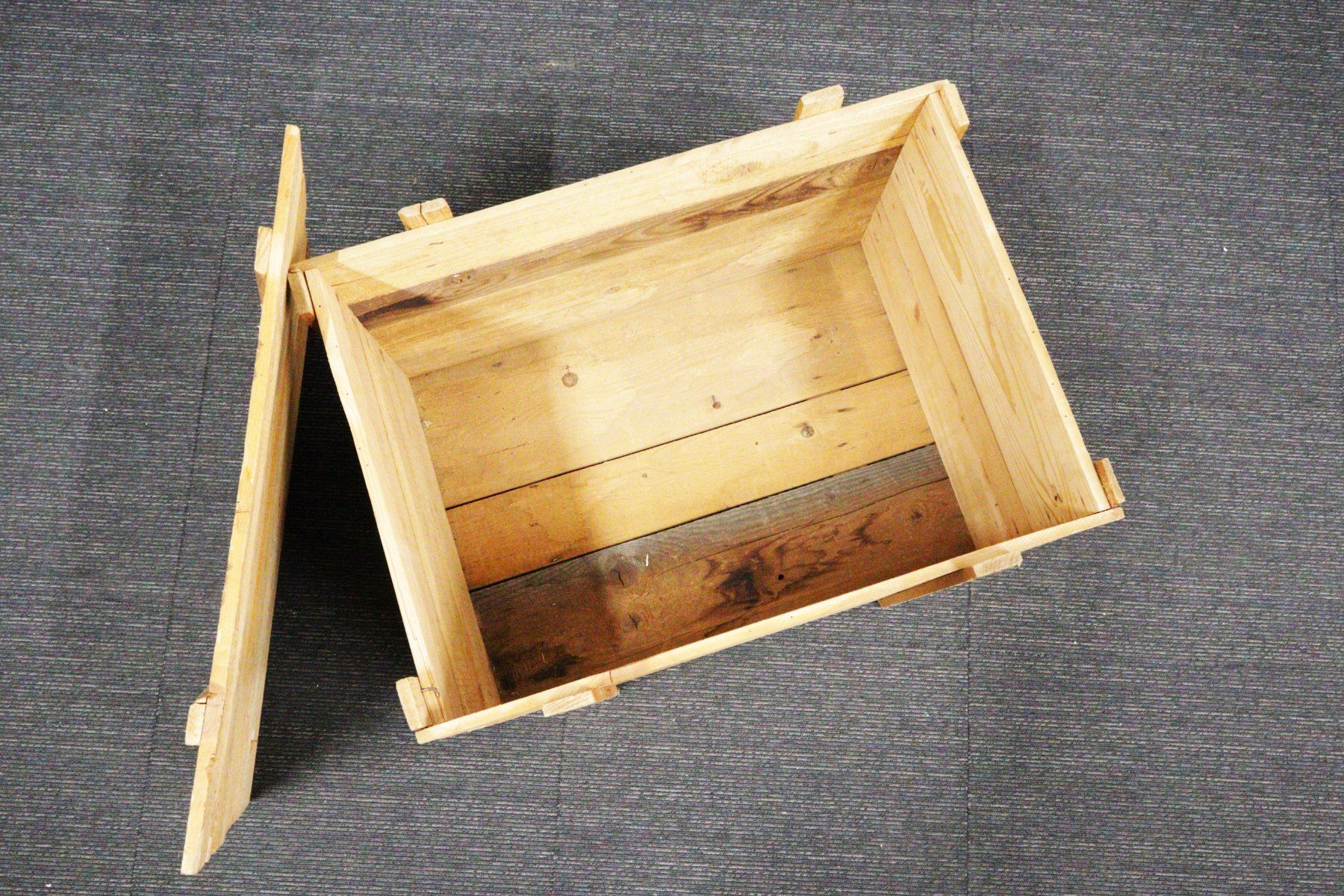 Casse di trasporto: Holzkiste mit Stempel "Brieftaube" – Usato da Volketswil venduto da brockipfannenstil 3