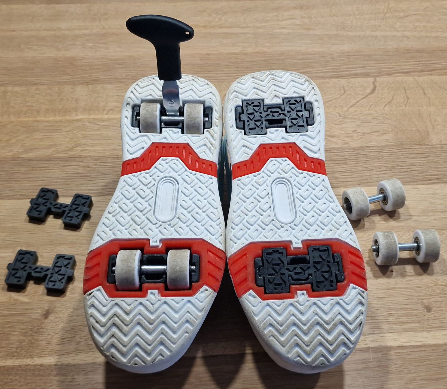 Pattini in linea & Pattini a rotelle: lässige Mädchen Turnschuhe mit vier Rollen - Gr. 34 – Usato da Fällanden venduto da zeno01 6