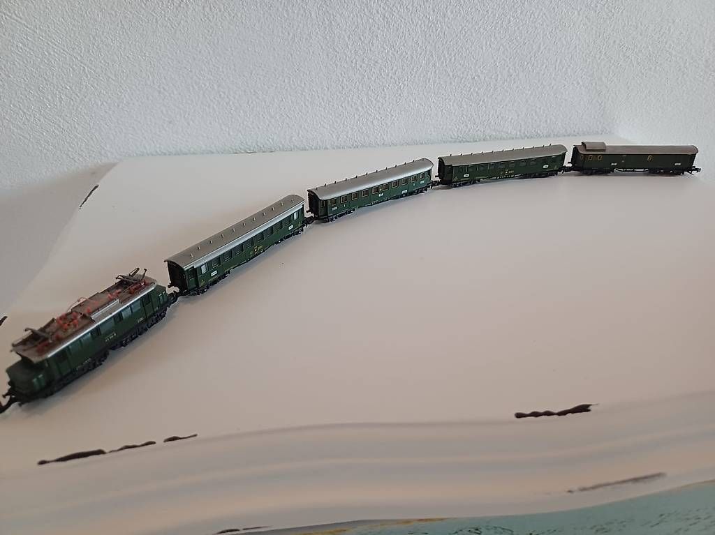 Modellini di ferrovie: Lock mit Wagen im Set Spur Z – Usato da Lützelflüh-Goldb venduto da Samoth71 4