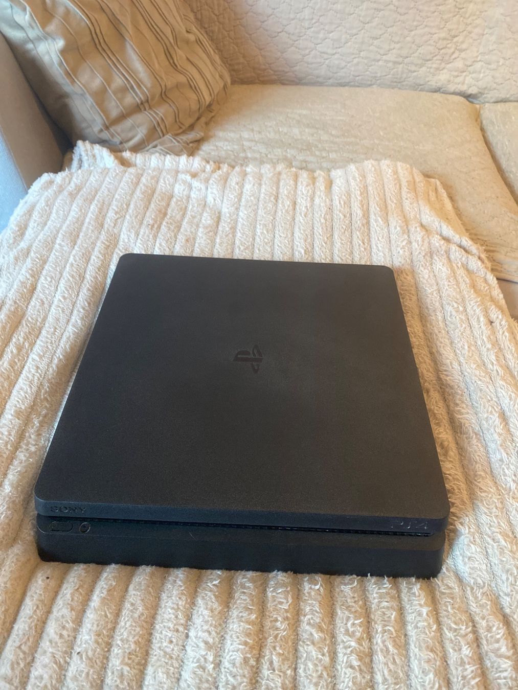 Sony Konsolen: PlayStation 4 Slim 1TB + 2 Controller Originali DualShock 4 – Gebraucht aus lugano von nin_2fm5