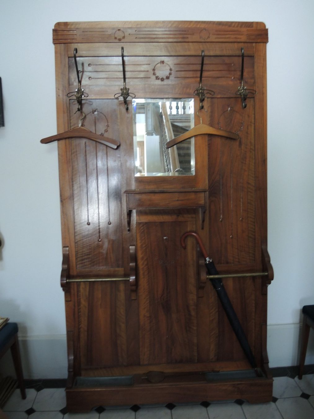 Garderobe: Garderobe  (Cafe Garderobe) – Gebraucht aus Oberhofen am Thunersee von buebeneggwaren 1