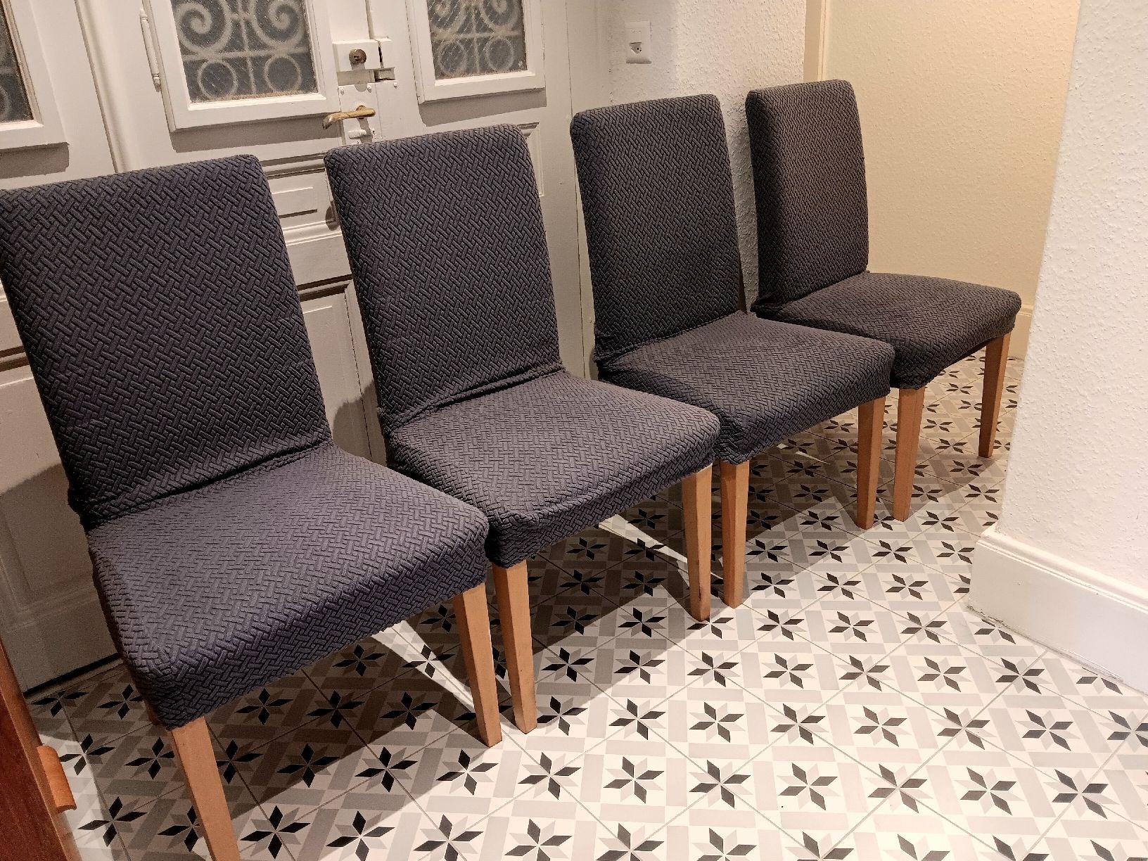 Ikea Hochstühle: 4 Chairs Dark Grey Patterned Covers Good Condition – Gebraucht aus Lausanne von cel_qn6m
