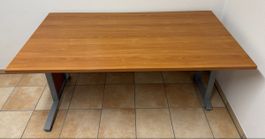 Robuster Schreibtisch aus Holz mit Metallfüssen