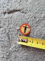 Pin's rare, vintage, signalétique, piéton interdit