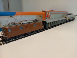 BLS Zug mit ROCO Ae 4/4 und 2 Wagen ROCO und LIMA