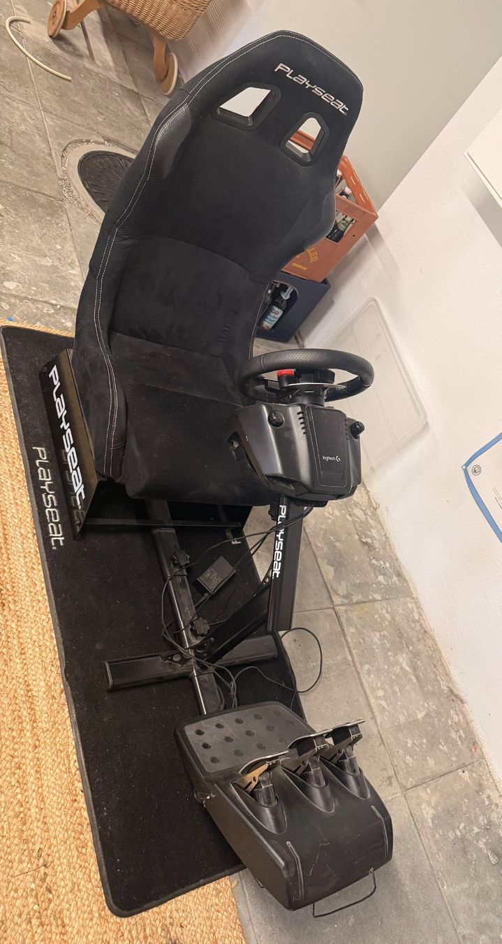 Playseat Sedie: Playseat Alcantara mit Logitech G29 – Usato da Winterthur venduto da oasis210972
