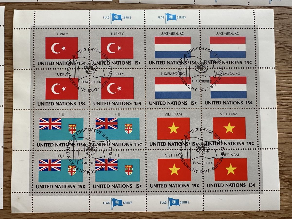 Tutti i francobolli: Nations Unies - 7 Kleinbogen Flaggen o und postfrisch  – Usato da Schmitten / FR venduto da Samsara169 8