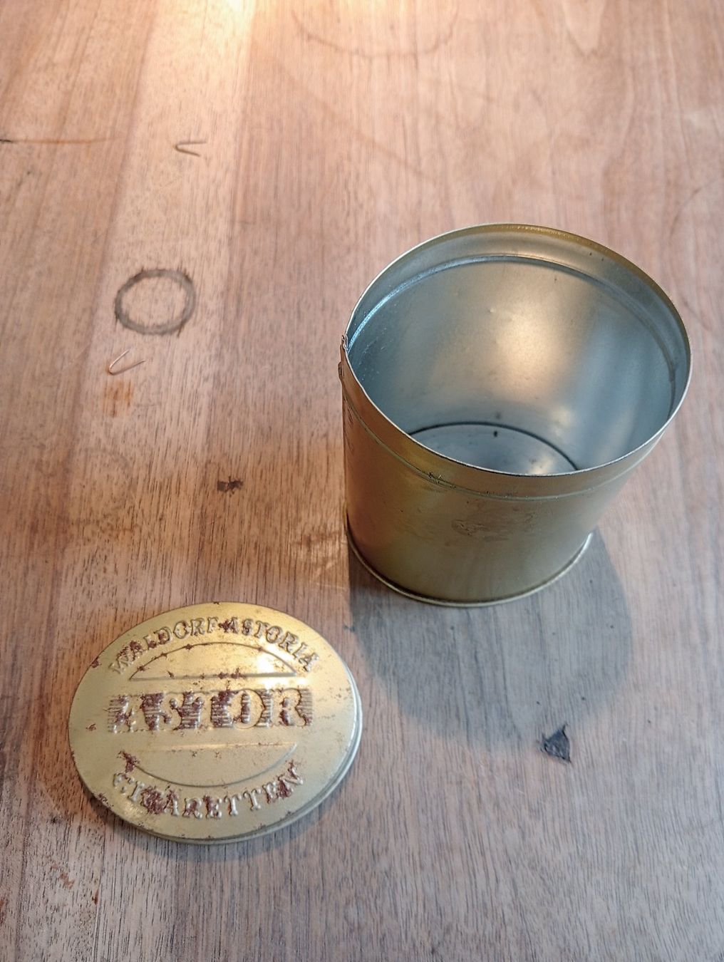 Barattoli: Blechdose Vintage " Waldorf Astoria" – Usato da St.Niklausen LU venduto da Wirdbereitsverwendet