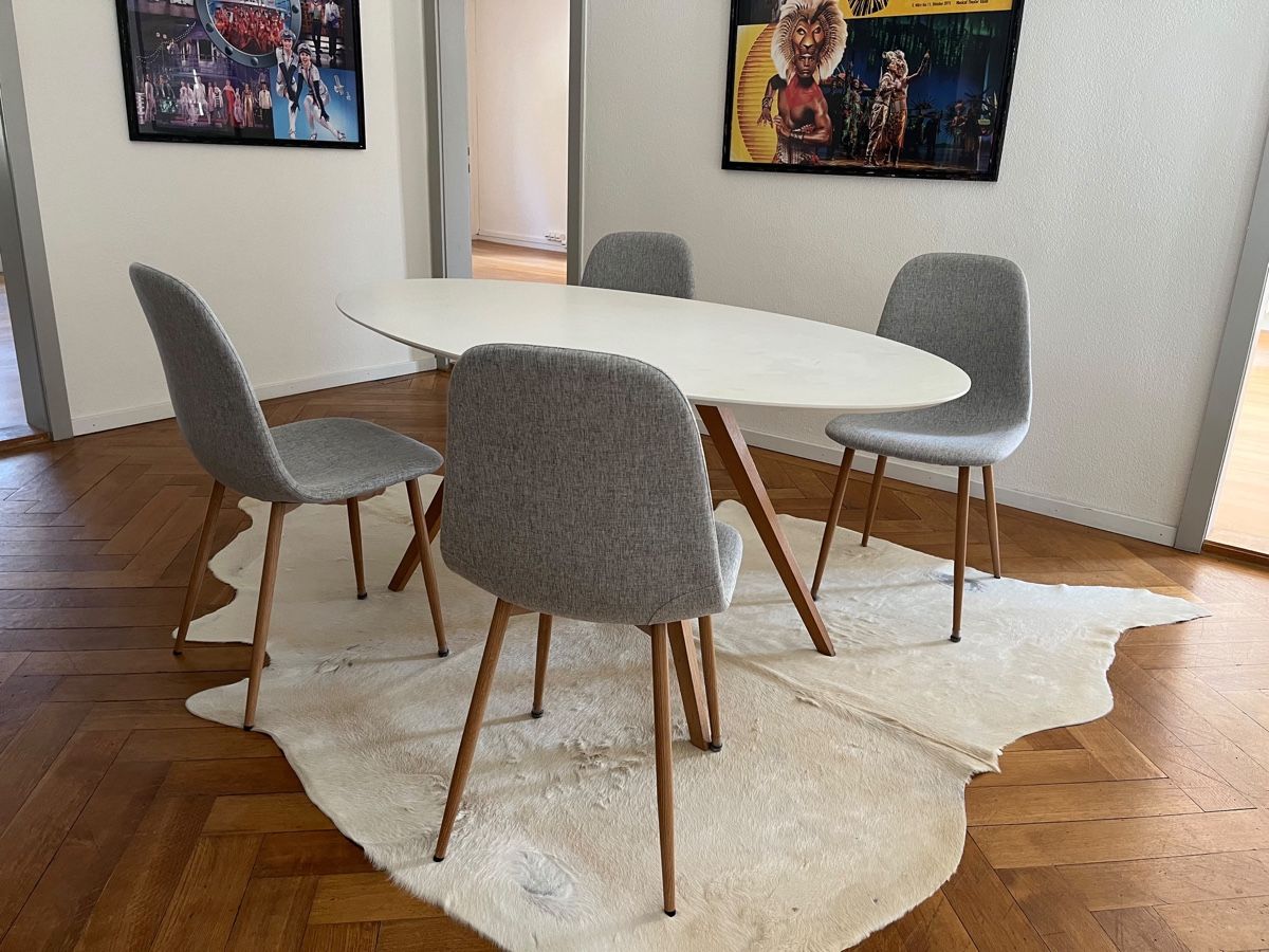 Tavoli: Designertisch, weiss oval mit Holzbeinen – Usato da Kloten venduto da Eilahtan77 2