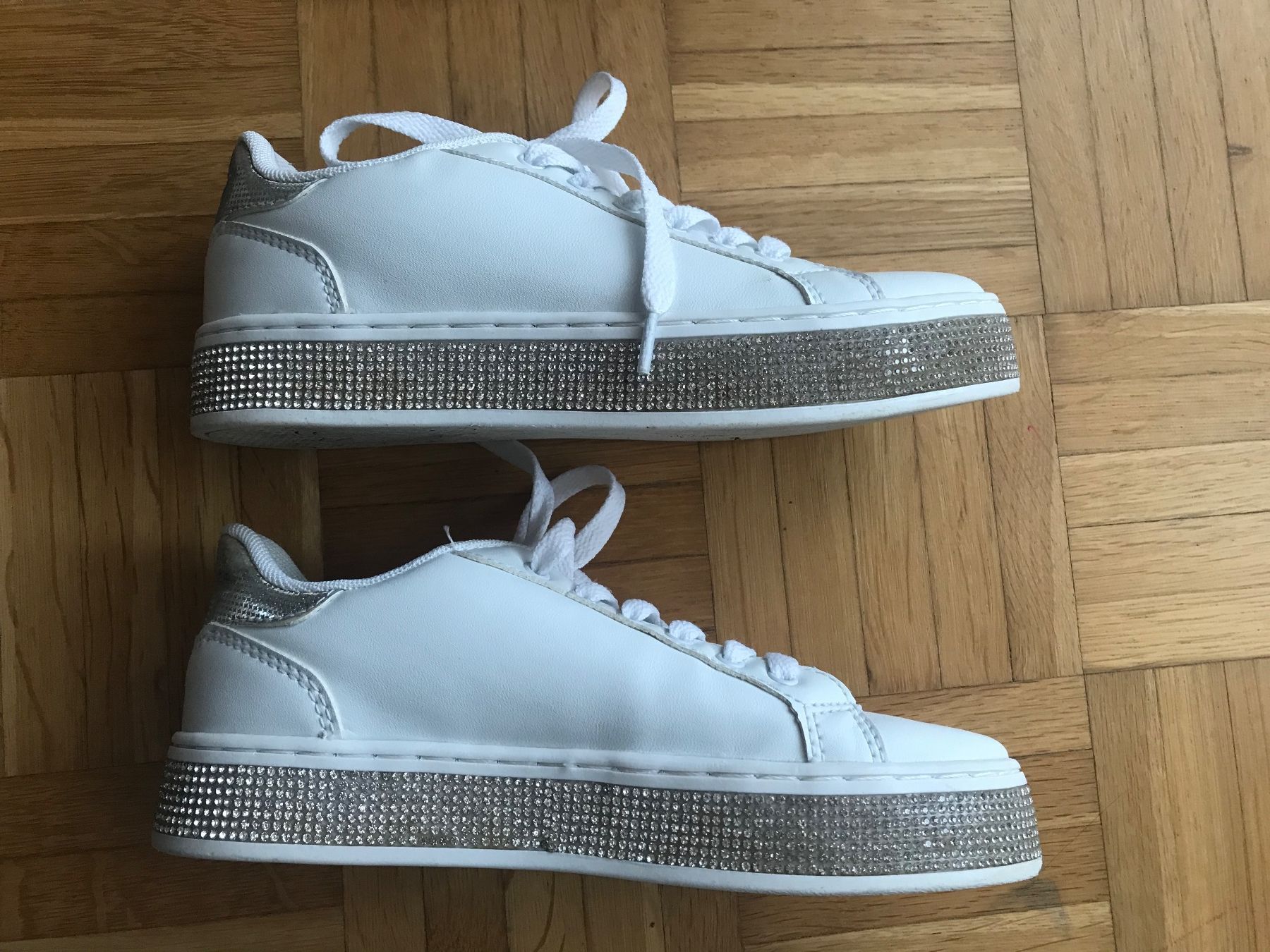 Scarpe per ragazze: Sneaker mit Strasssteinchen Grösse 33 weiss – Usato da Emmenbrücke venduto da Hathor123 2