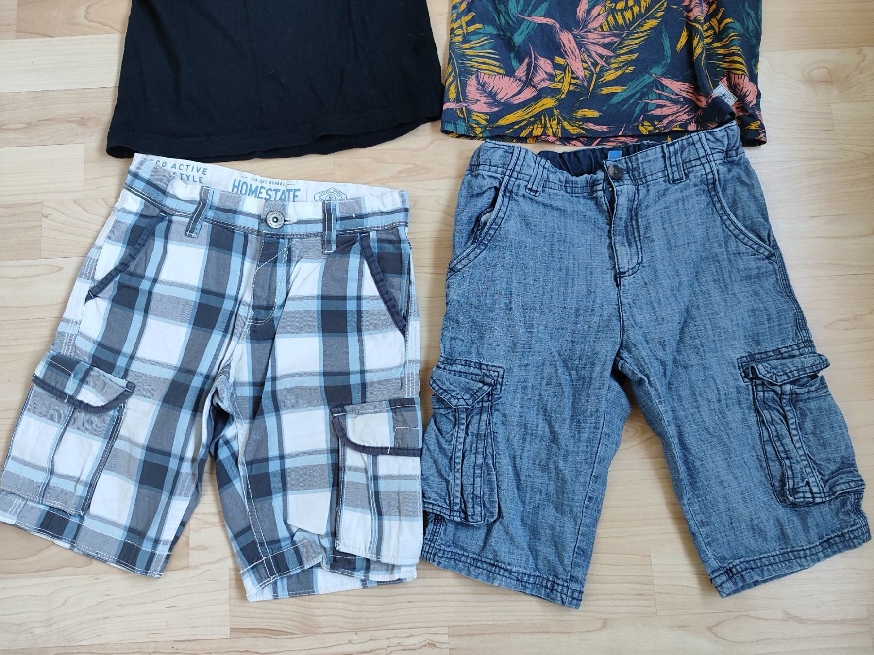 Lotti & Set di vestiti: Shorts und Shirts Gr. 128 – Usato da Seon venduto da Mandes1 1