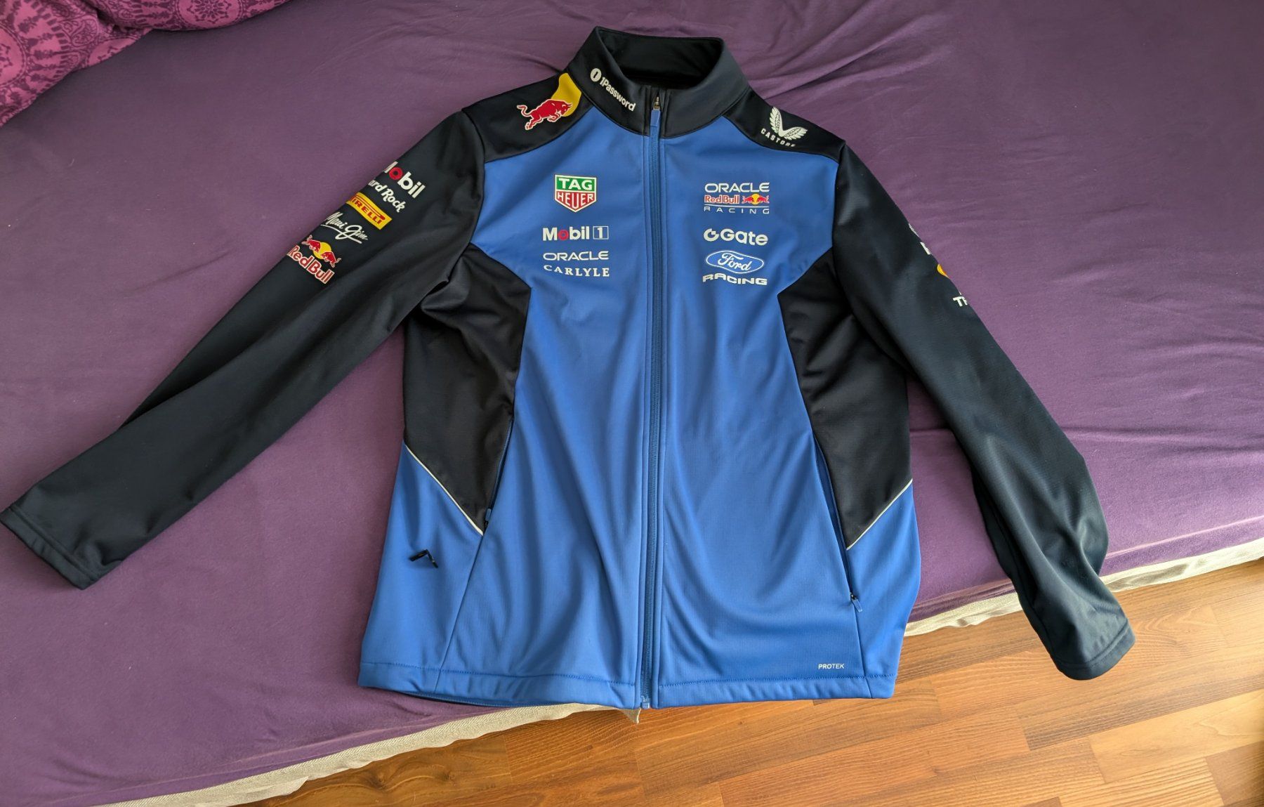 Red Bull Giacche: Red Bull Racing 2026 Softshell Jacke – Usato da Winterthur venduto da ric_jp7p