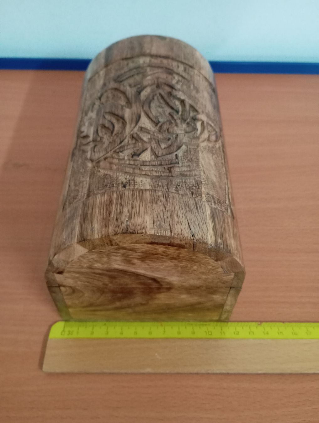 Cassapanche: Holzschatulle mit keltischem Muster  – Nuovo e nell'imballaggio originale da Winterthur venduto da pjuma01 2