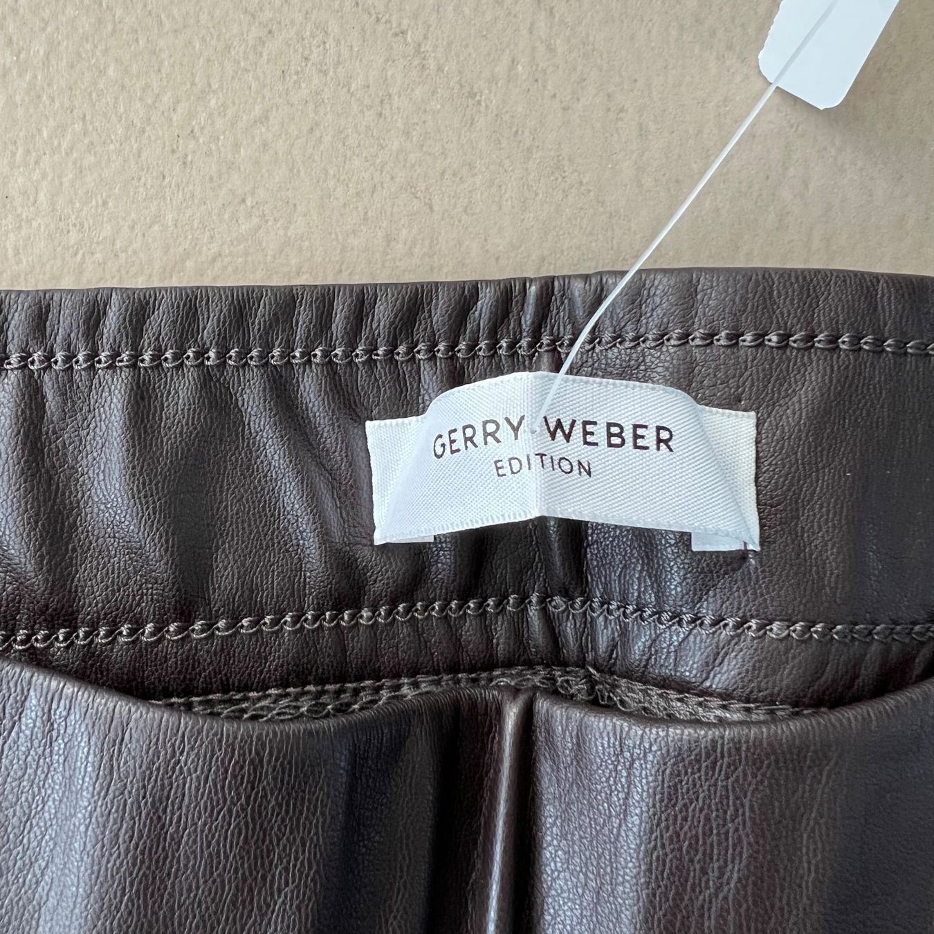 Gerry Weber Pantaloni: neue GERRY WEBER EDITION Kunstleder Hose – Nuovo e nell'imballaggio originale da Zürich venduto da ClosetQueen 4