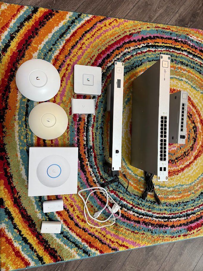 Ubiquiti Modem & Router: Kit réseau Unifi/Ubiquiti complet – Usato da Bure venduto da nono_bure