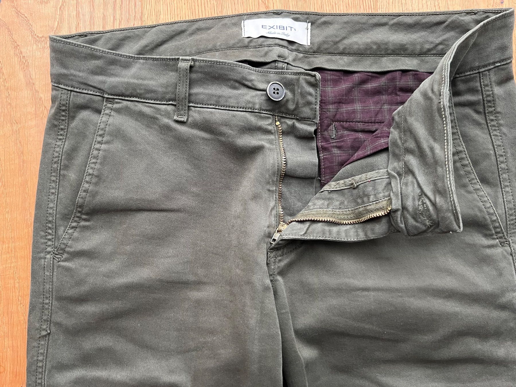 Pantaloni: Chino EXIBIT, Grösse 48, oliv, gerader Schnitt – Usato da Fraubrunnen venduto da Vpeck 1
