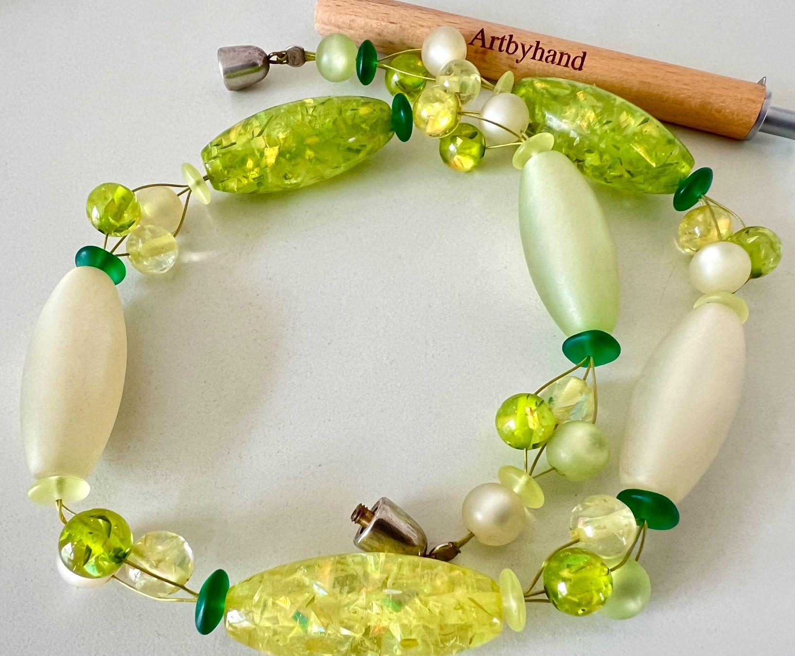 Catenine: Lichtspiel Statement-Glaskette Limettengrün Weiss mit Perlen – Usato da Ruswil venduto da artbyhand 1