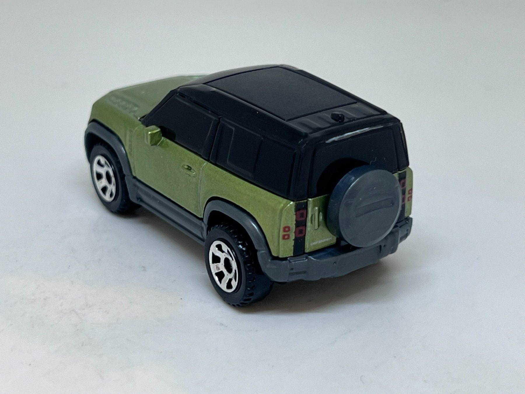 Matchbox Modellini d'auto: Matchbox 2020 Land Rover Defender #734 – Usato da Wildegg venduto da LaaBoutique 2
