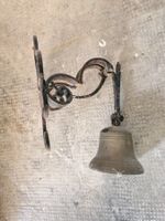 Glocke mit Wandhalterung Schmiedeeisen antik