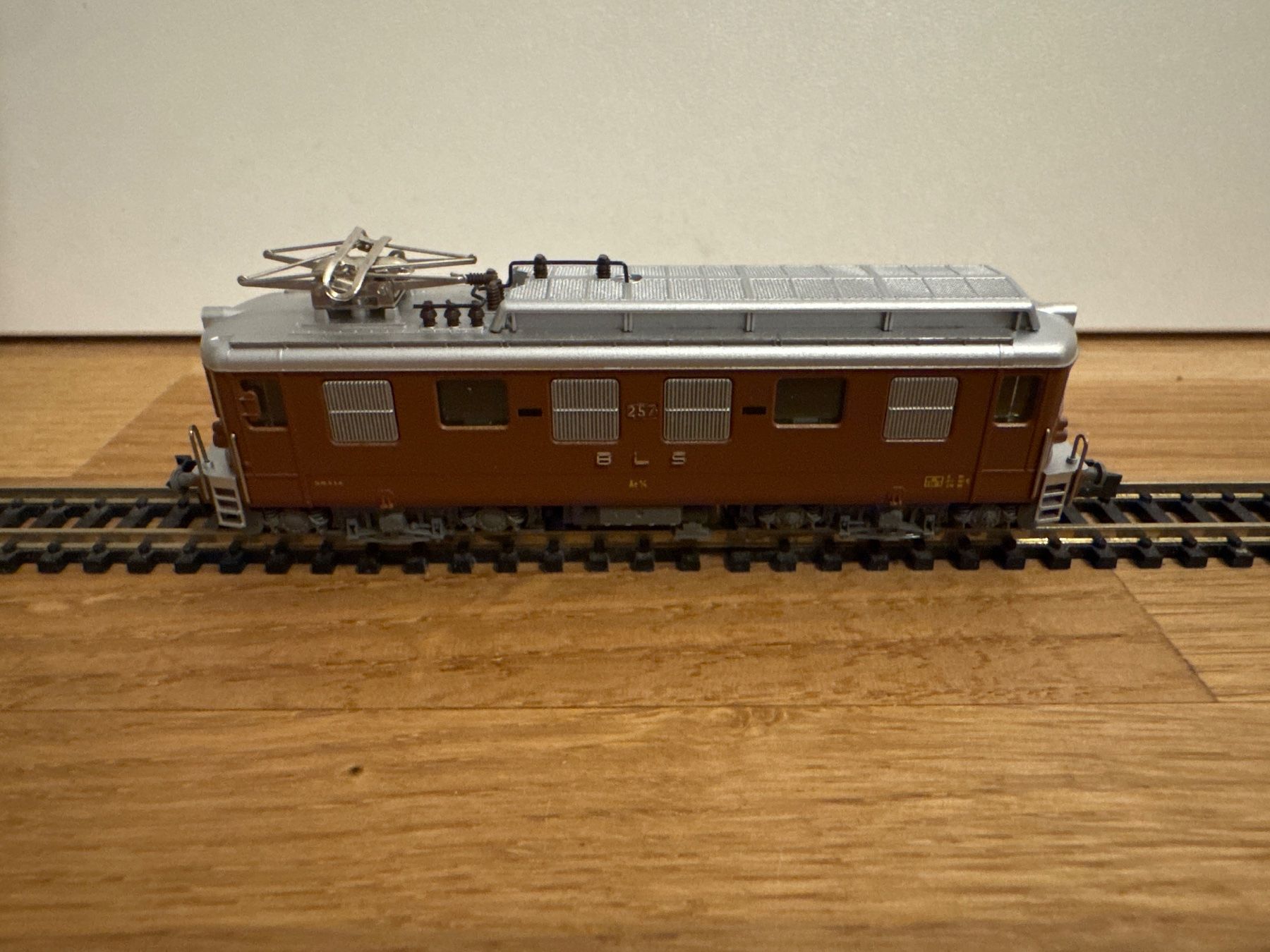 Hobbytrain Modellini di ferrovie: Hobbytrain 11441 BLS 257 Ae 4/4 – Nuovo (secondo la descrizione) da Schlierbach venduto da Look8