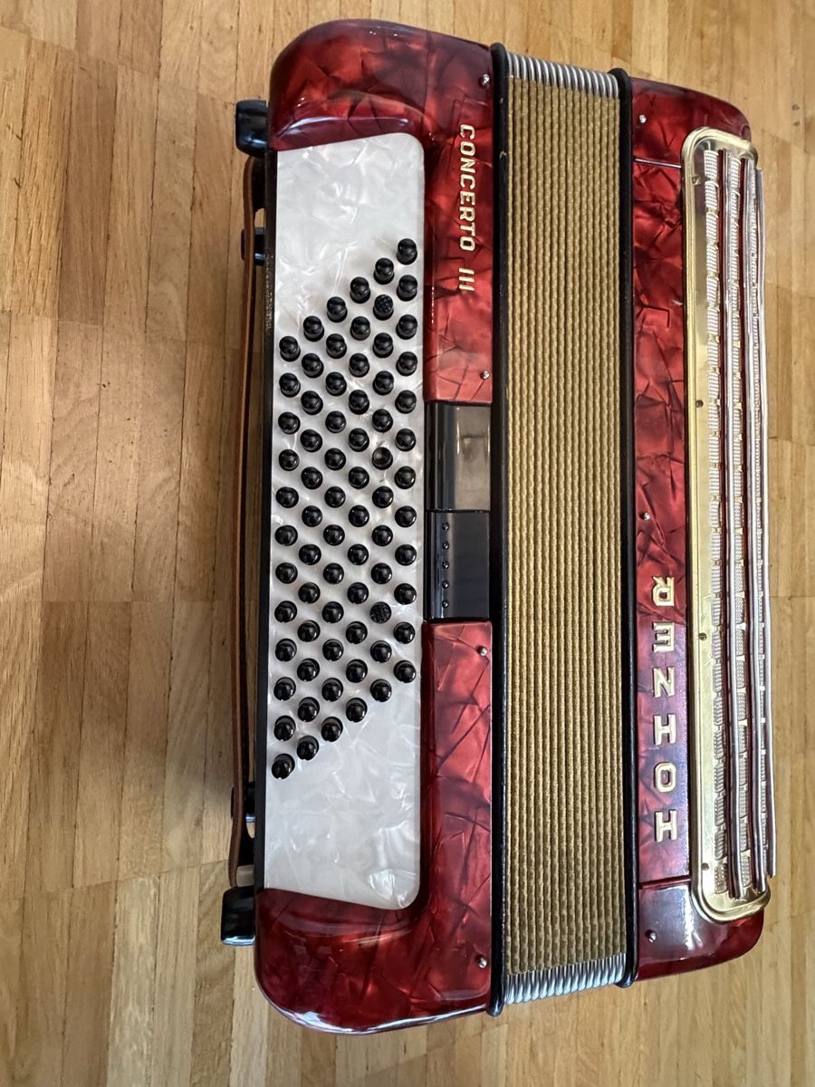 Akkordeon Hohner Concerto III rot gebrauchter Zustand (Gebraucht) in ...