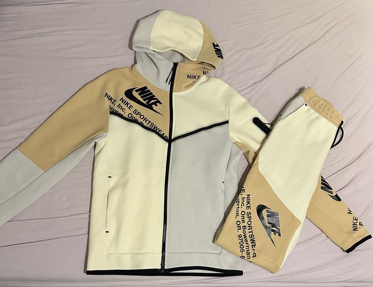 Nike Anzüge, Sport- & Funktionsanzüge: Nike Tech fleece – Neu und originalverpackt aus Gossau SG von nin_98jx