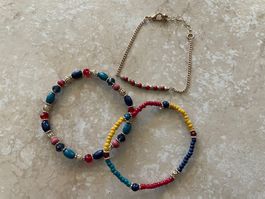 Drei Armbänder mit bunten Perlen