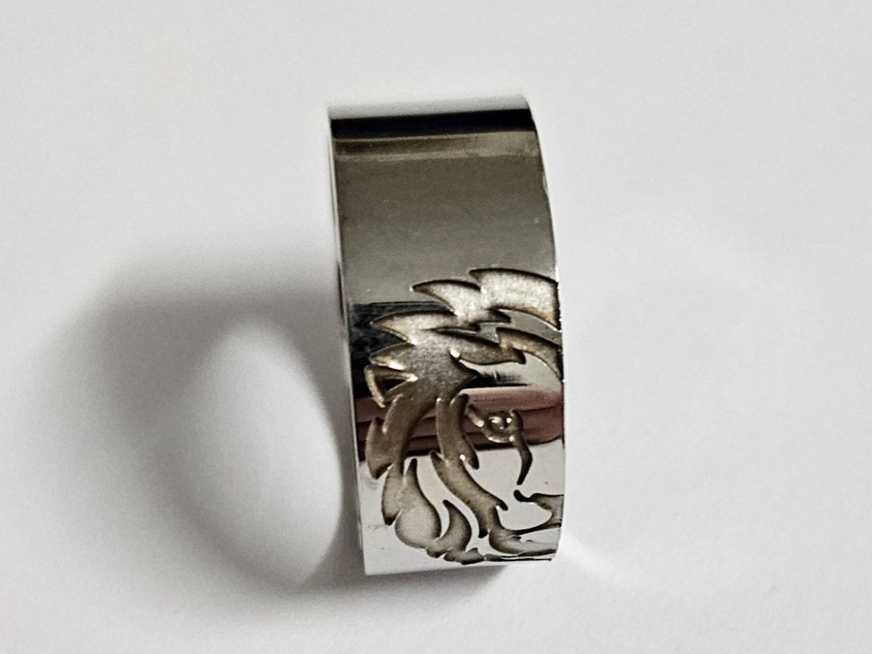 Anelli: Ring mit eingraviertem Löwen chrom / silbrig Gr. US 7 – Nuovo e nell'imballaggio originale da Kreuzlingen venduto da RahMal