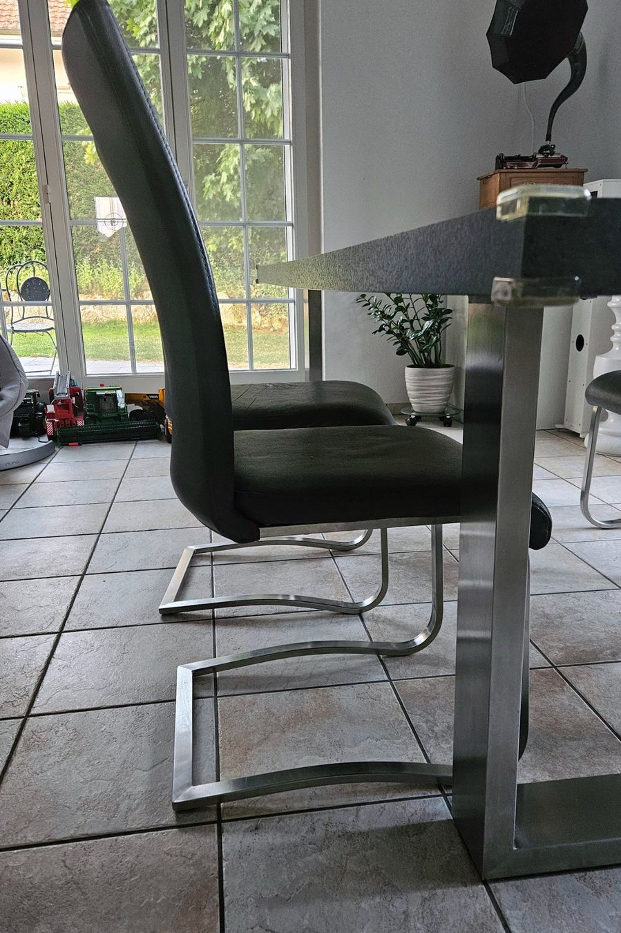 Tischset: Esstisch 220x100x78 mit 4 Leder-Stühlen grau – Gebraucht aus Pfeffingen von swissmusicmachine 3