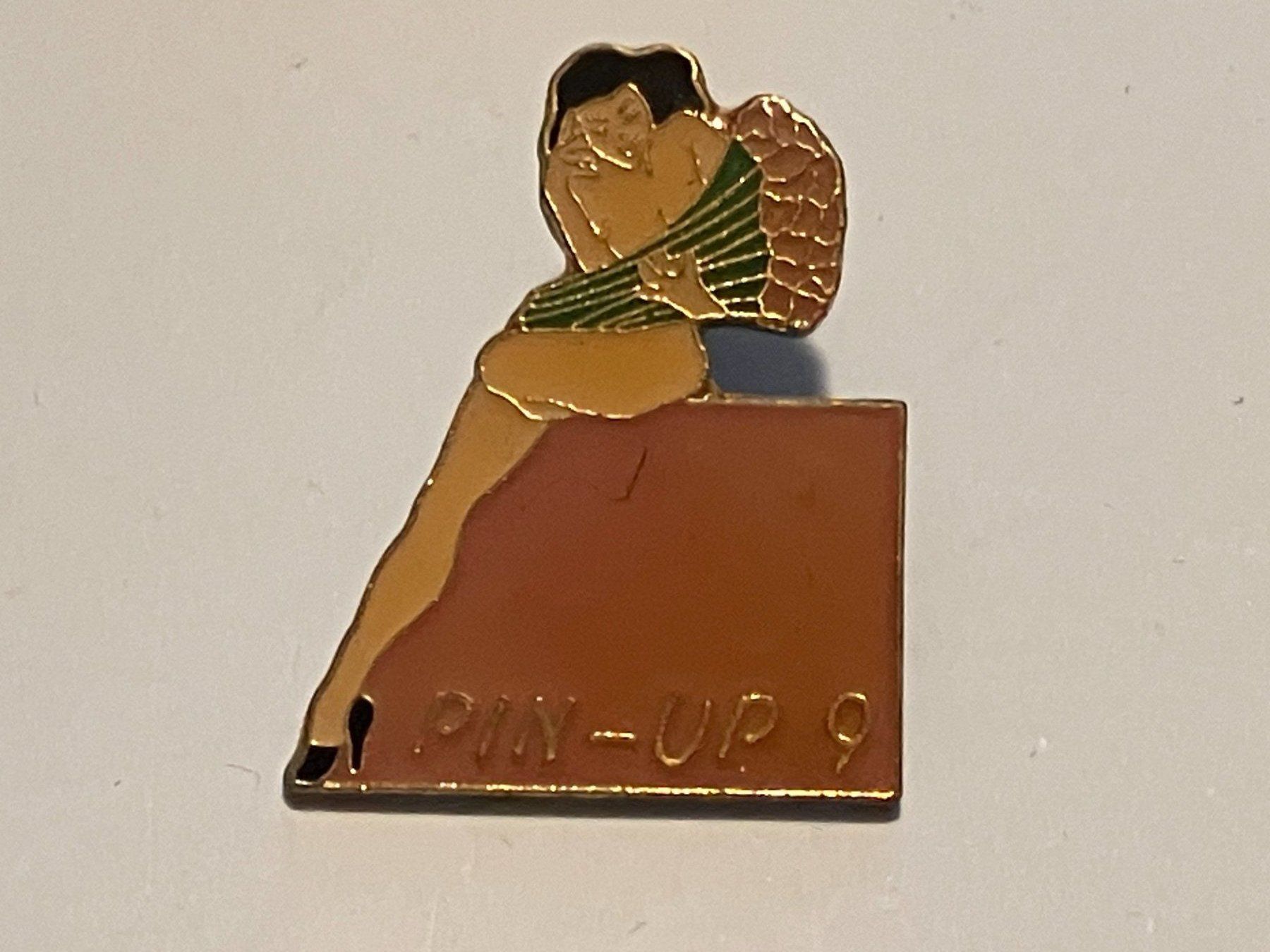 Placchette & Badge: 1 Pin "Pin Up 9" – Usato da Basel venduto da djwwpp