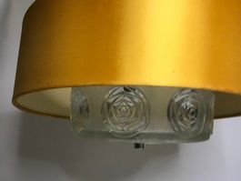zylindrische Hängelampe gelbes Stoffband und Pressglass