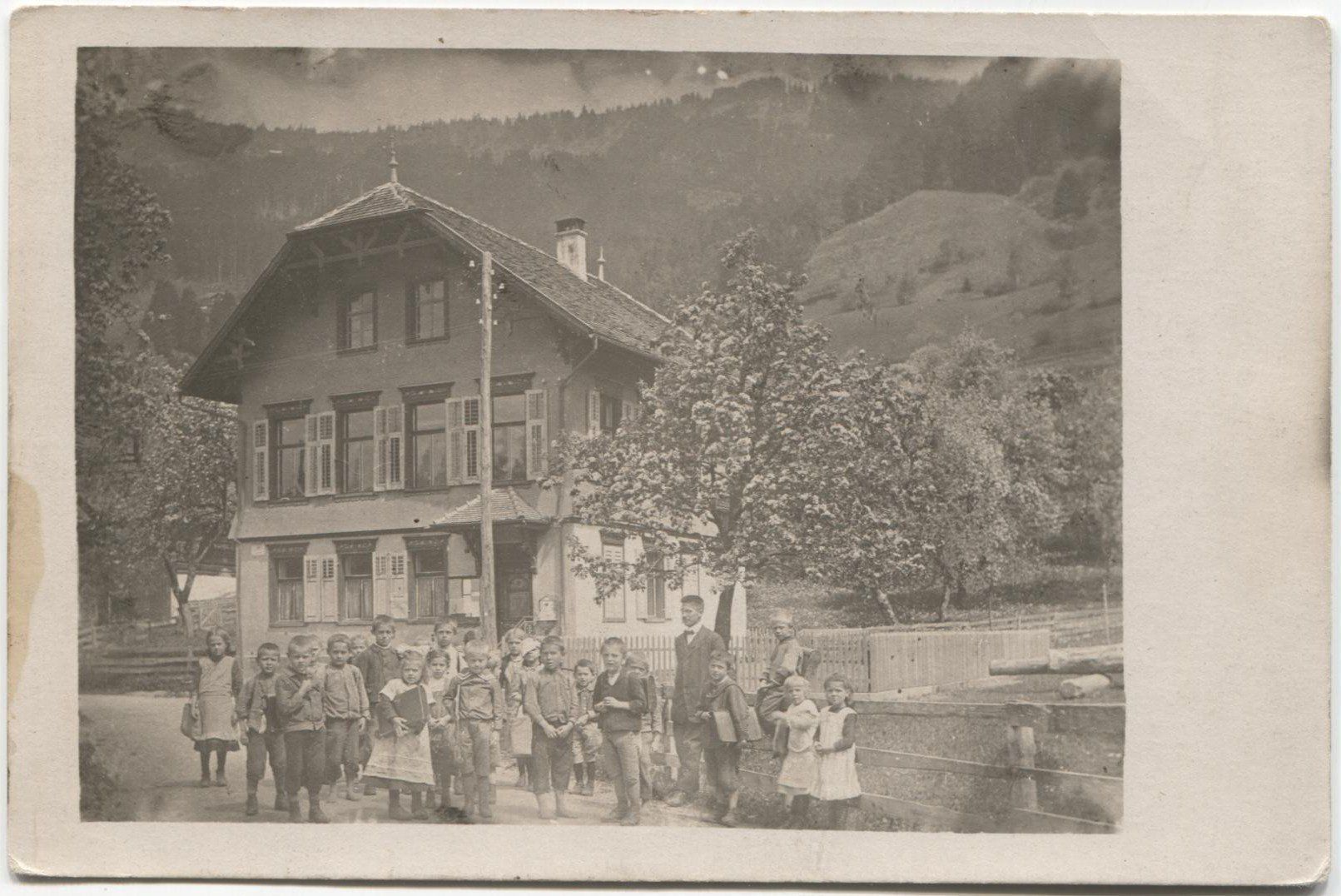 Cartes postales: SCHULKLASSE+SCHULHAUS 1910 BE? – D'occasion à Wil SG par Clanx
