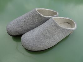 Ein paar graue Filzpantoffeln aus Norwegen, Tova, Gr. 40