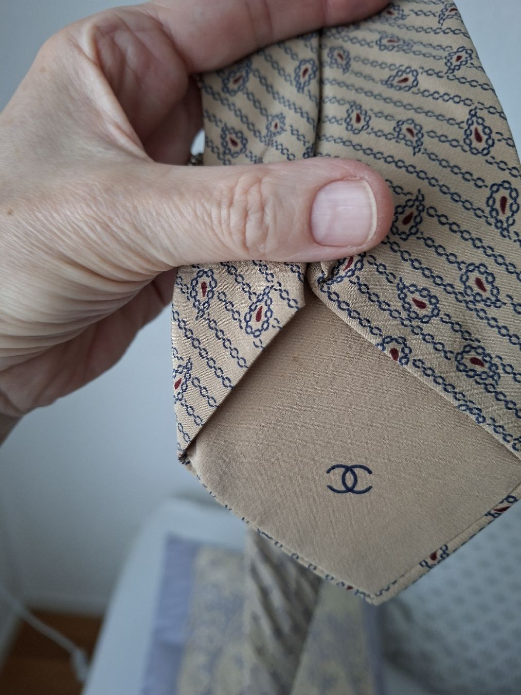 Chanel Cravatte: Chanel Krawatte Seide beige Paisley – Usato da Remetschwil venduto da littleredboots 2
