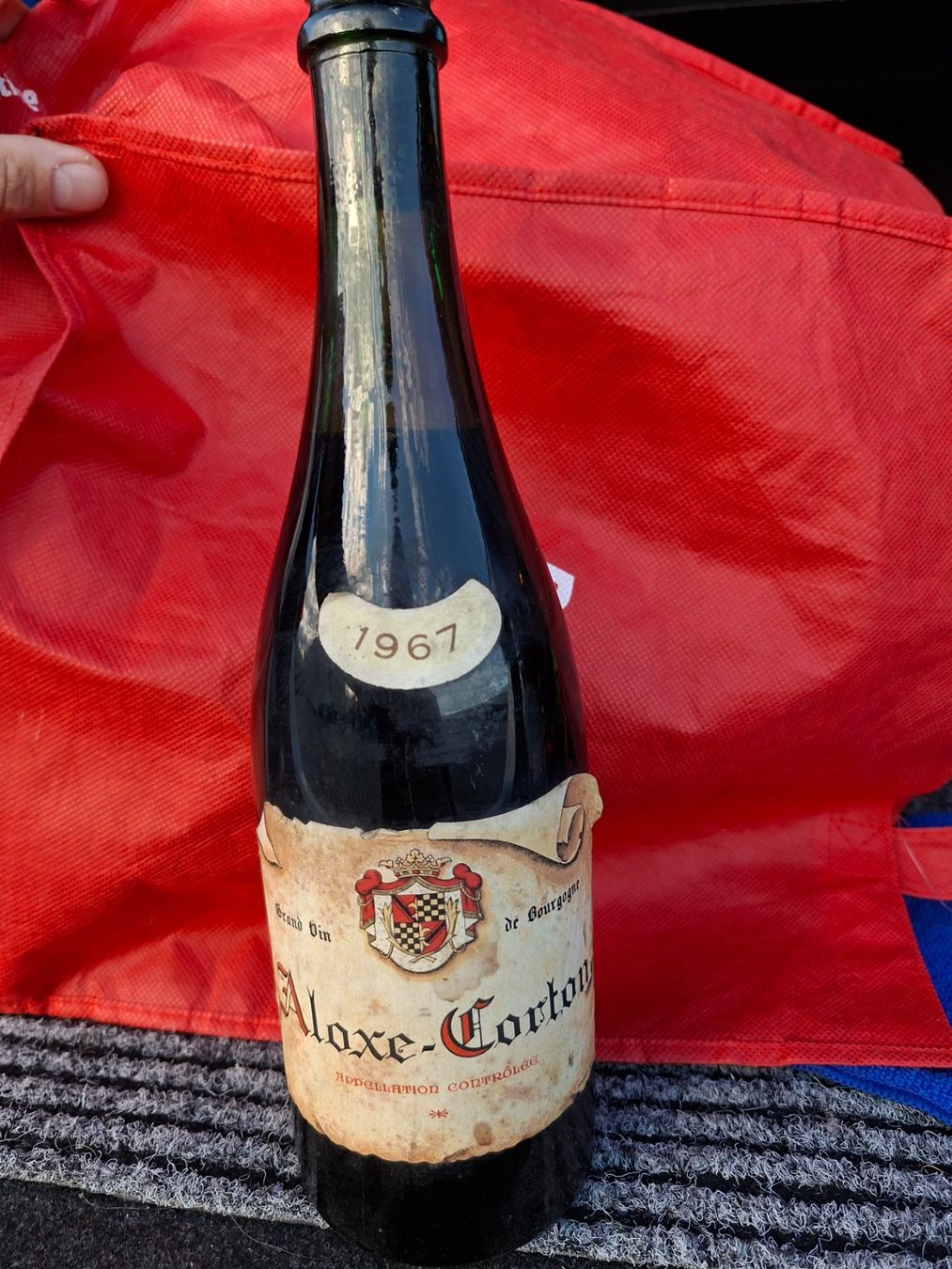 Vin rouge Aloxe-Corton millésime 1967, bouteille unique (Neu und ...