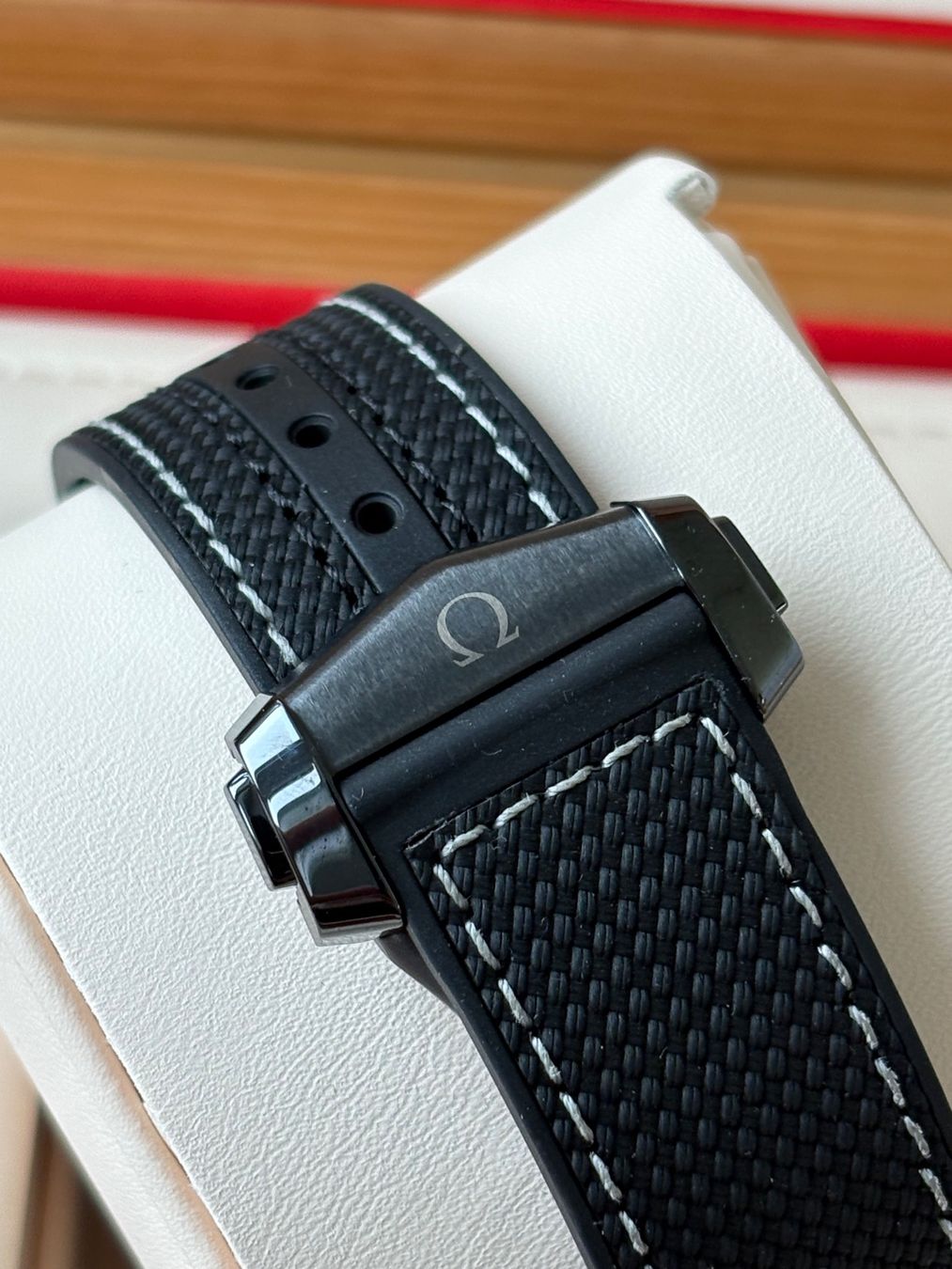 Omega Montres: OMEGA Seamaster Planet Ocean GMT Deep Black Fullset – D'occasion à Birsfelden par Mynos 7