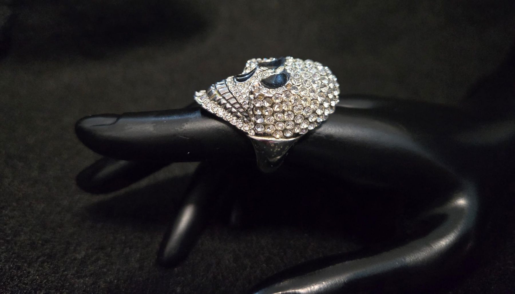 Anelli: Statement Totenkopf Ring mit Strass besetzt – Usato da Rheinsulz venduto da Dred 5
