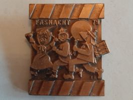 1979 (K-D) Uf d'Sogge mache - Basler Fasnachtsplakette