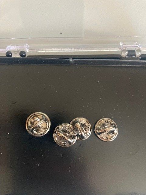 Plaquettes & Badges: Emmi Anstecker Set, Sammler – Neuf avec emballage d'origine à Luzern par Kartenansicht 1