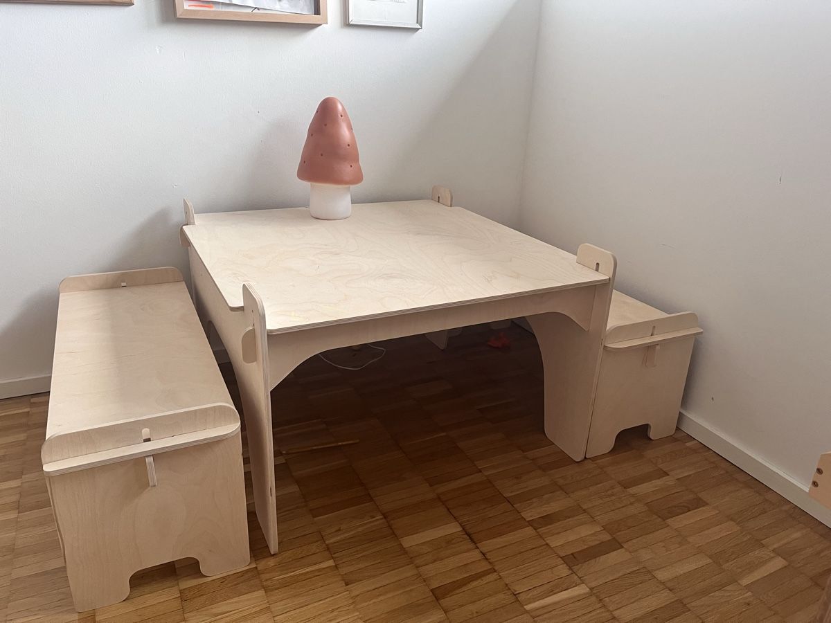 Set di tavolo e panche: Kinder Tisch mit Bank – Usato da Zürich venduto da cha_s85j