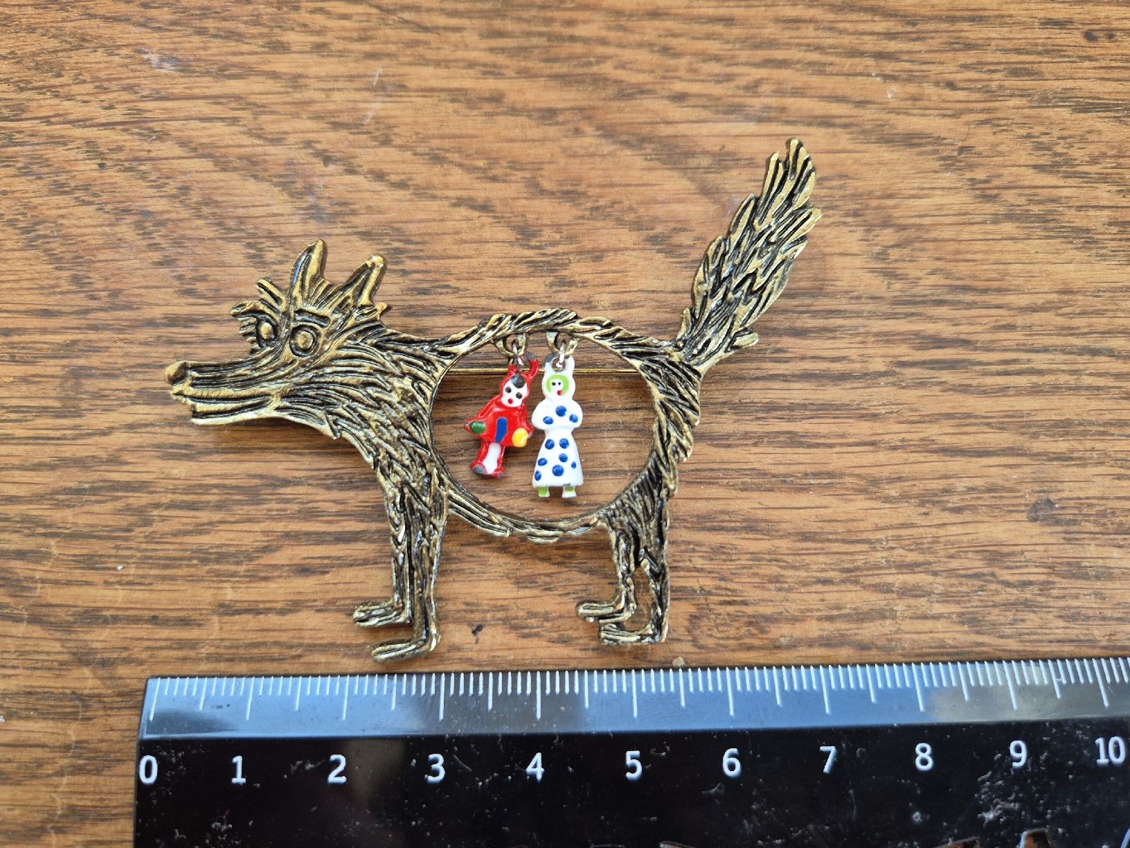 Broches & Aiguilles: Brosche Wolf mit Rotkäppchen und Grossmutter – D'occasion à Utzenstorf par Lutra4678 1