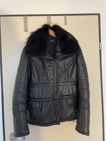 Giacca invernale in pelle nera con pelliccia Society