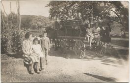 Landwirtschaft/Bauernfamilie 1920 mit Pferde-Fuhrwerk