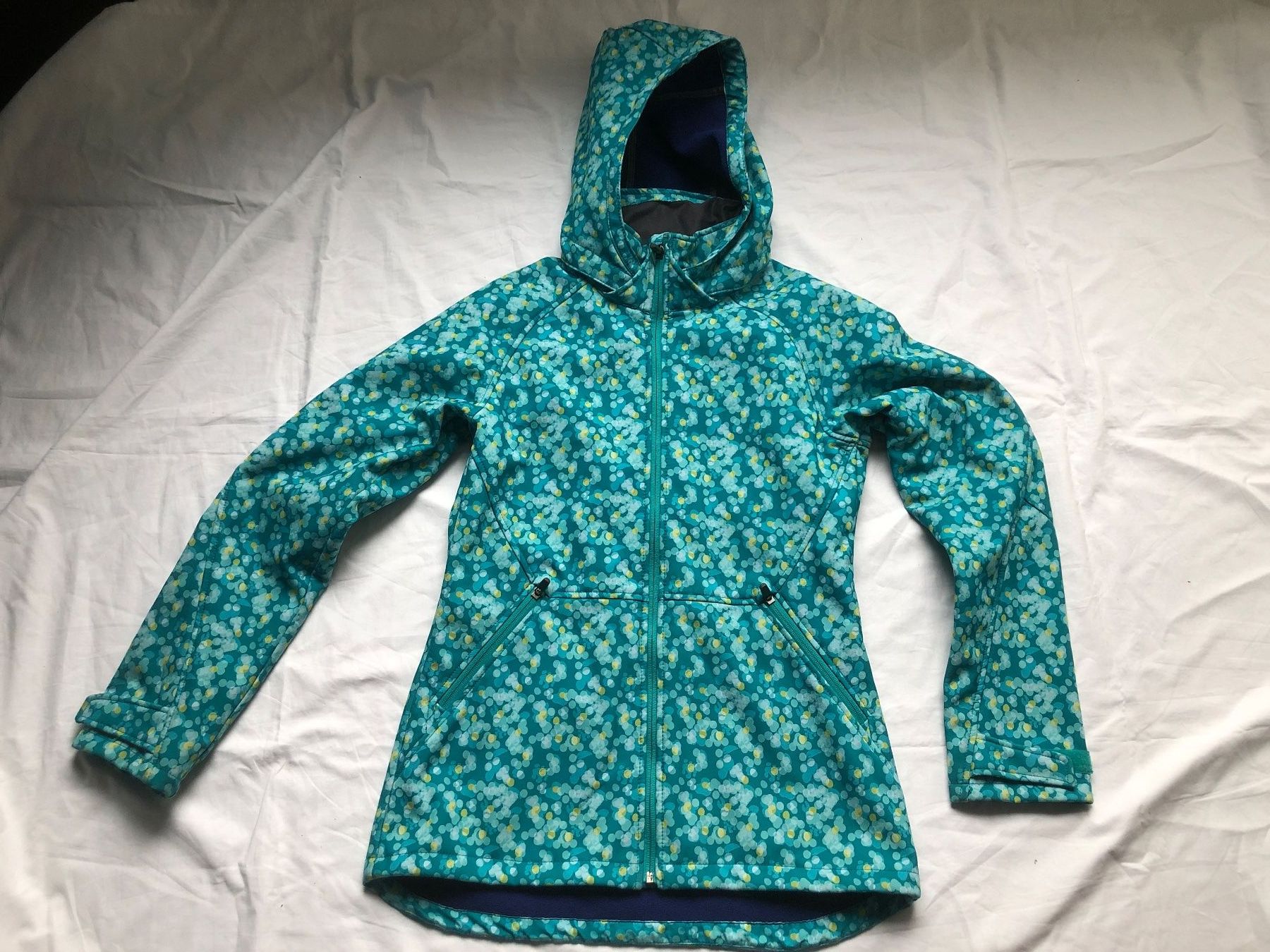 H&M Giacche & Cappotti: grüne gemusterte Softshell-Jacke H&M, Gr. 170 – Usato da Zürich venduto da anavlis-thymiano
