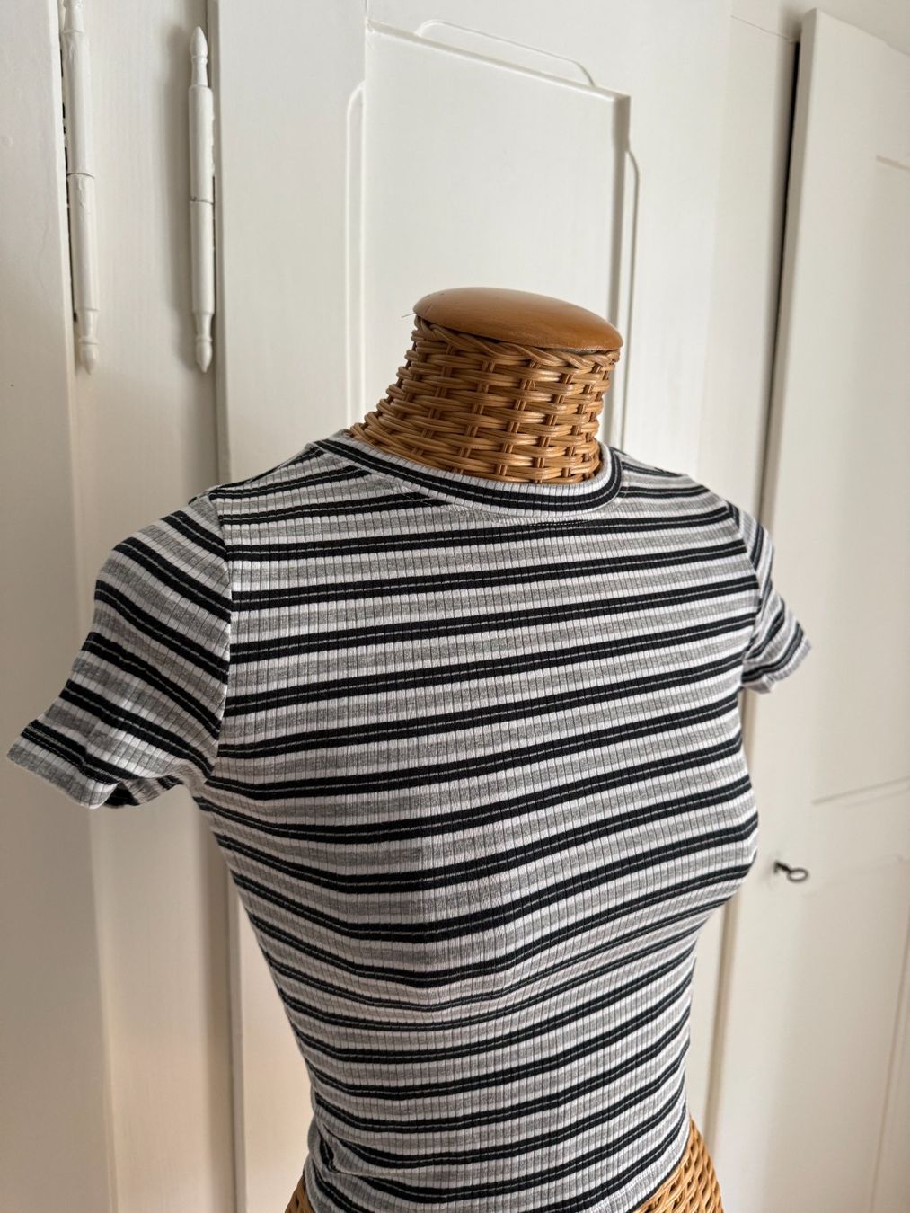 H&M T-shirt: T-Shirt grau gestreift XS – Usato da Zürich venduto da Diazaio 1