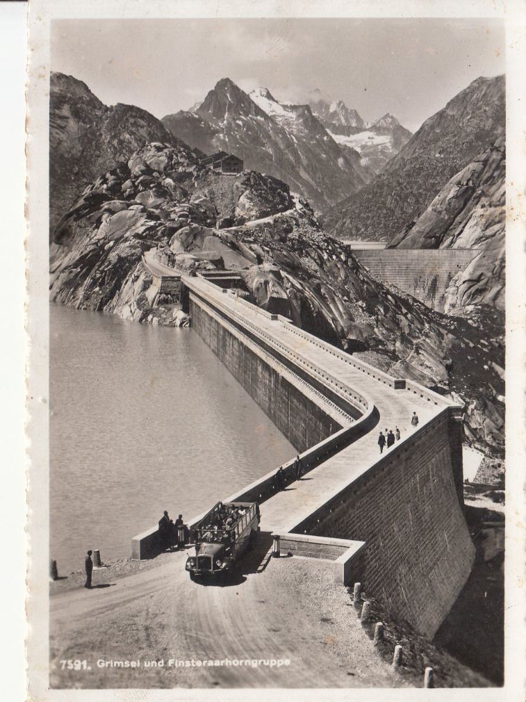 Cartoline postali: Grimsel Staumauer mit Postauto ca. 1945 – Usato da Bürglen TG venduto da StampGraf
