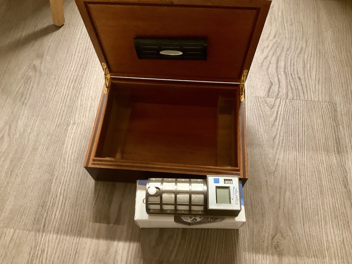 Davidoff Humidor per sigari: Davidoff Humidor - Edle Zigarrenbox mit Befeuchter! – Usato da Domat Ems venduto da allblack01 6