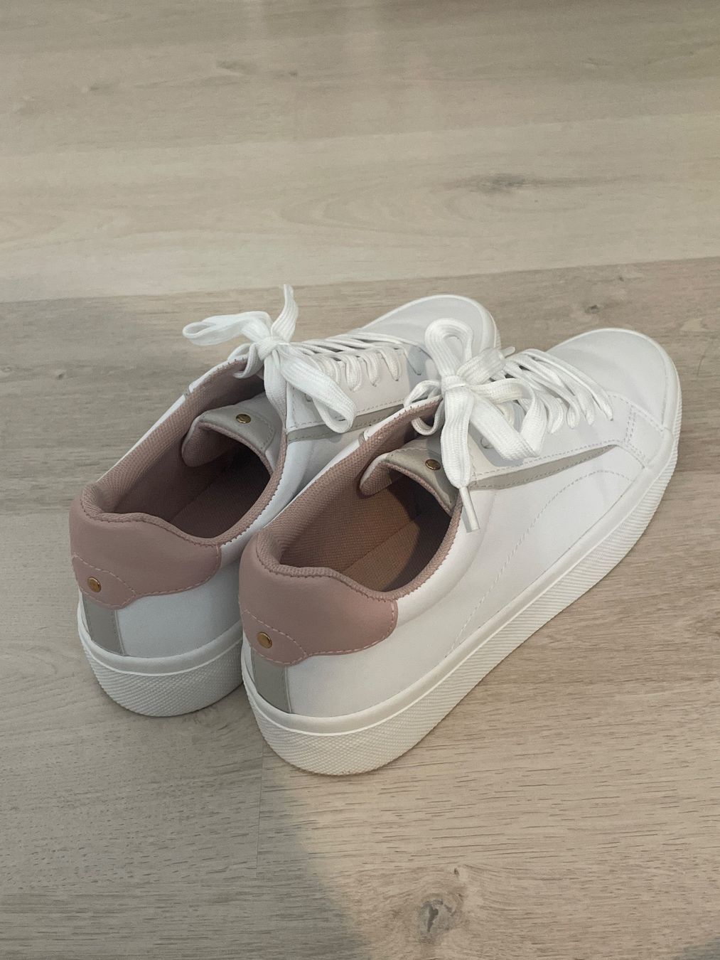 Bershka Scarpe da donna: Baskets blanches et roses taille 39 – Usato da Ste-Croix venduto da aud_5p6b 1