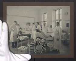 2 Fotografien Militärärzte, Behandlung